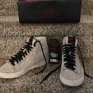 W 6.5 M5
Lightly used The Stranger Things x Nike Blazer Mid-pins as well